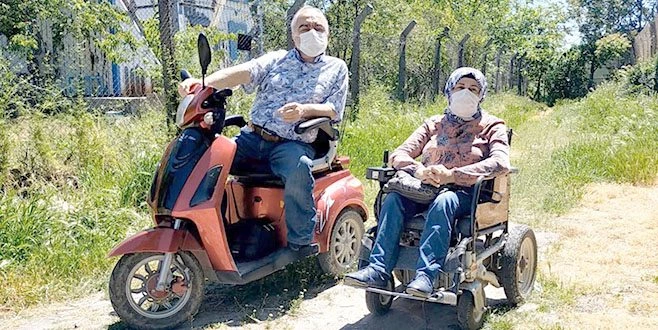 YÜRÜME ENGELLİ ÇİFT, ZORLUKLARIN ÜSTESİNDEN GELEREK 