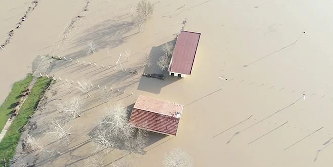 TARIM ARAZİLERİ SULAR ALTINDA KALDI