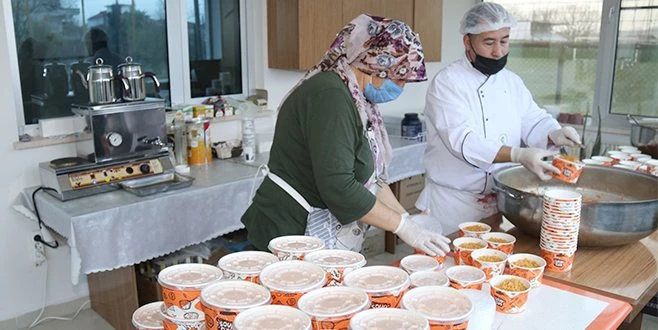 ERGENE`DE YÜZLERCE SOFRAYA SICAK YEMEK