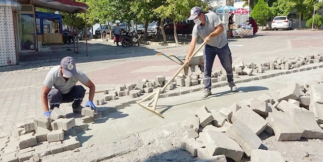 KİLİTLİ PARKE TAŞ YOL VE KALDIRIMLAR ONARILIYOR