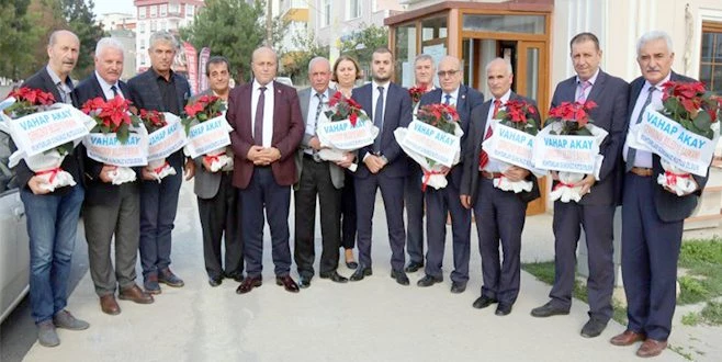 BELEDİYEDEN MUHTARLARA ÇİÇEKLİ KUTLAMA 