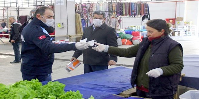 ÇERKEZKÖY`DE PAZARCI ESNAFINA MASKE VE ELDİVEN DAĞITILDI