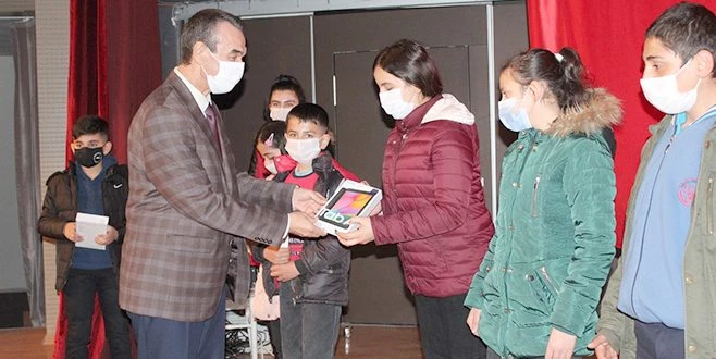 ÇERKEZKÖY`DE ÖĞRENCİLERE TABLET DAĞITIMI...