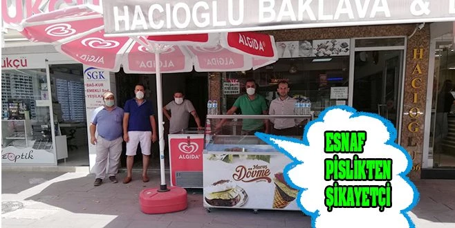 ATATÜRK CADDESİ ESNAFI PİSLİKTEN ŞİKAYETÇİ