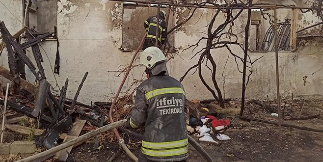 MALKARA`DA 2 EV YANDI: 1 KİŞİ HASTANELİK OLDU