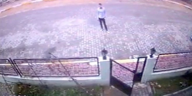 BOŞANDIĞI EŞİNİN EVİNE TEKME İLE GİRMEYE ÇALIŞTI