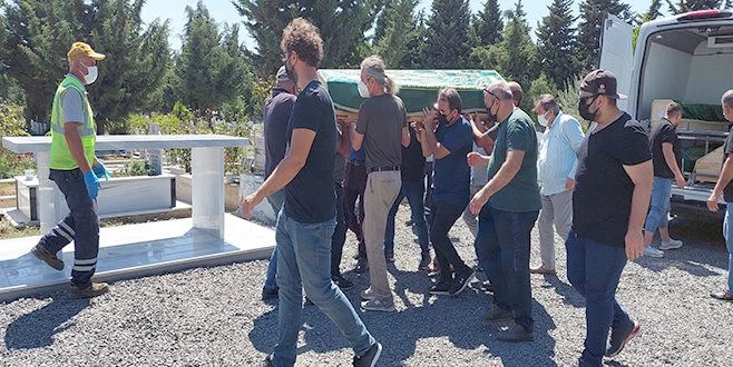 AŞI OLMAYI REDDEDİP KORONADAN ÖLEN GAZETECİ DEFNEDİLDİ