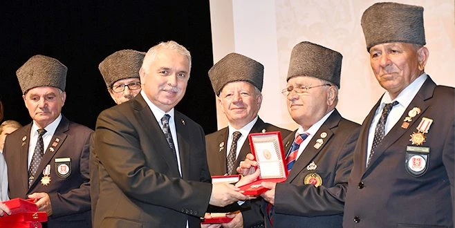 KIBRIS GAZİLERİNE MADALYA TEVCİH TÖRENİ DÜZENLENDİ