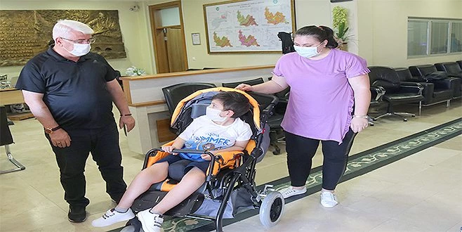 KIBRIS GAZİSİNİN TORUNUNA ENGELLİ ARACI VERİLDİ