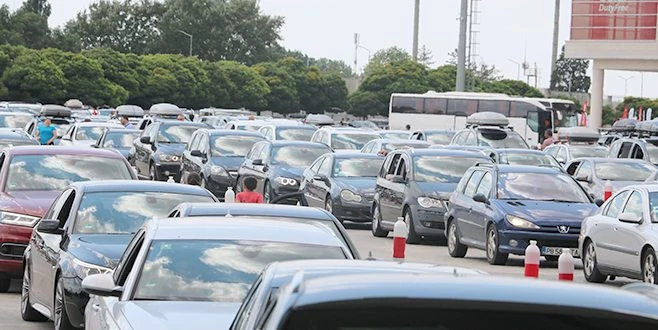 GURBETÇİLER TÜRKİYE`YE AKIN AKIN GELİYOR