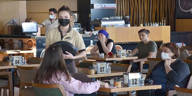 GARSONLAR MÜŞTERİLERE KAVUŞMANIN MUTLULUĞUNU YAŞIYOR