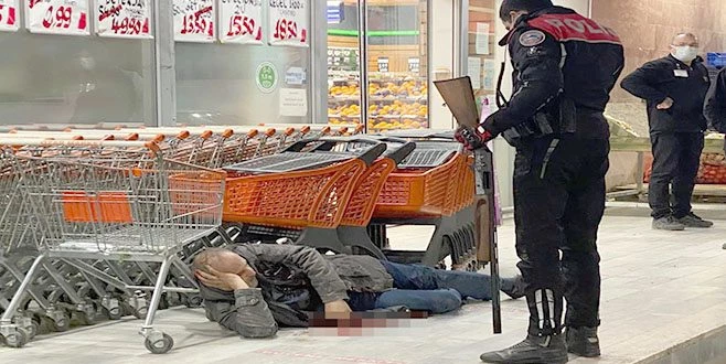 ÖNCE BOŞANMA AŞAMASINDAKİ EŞİNİ, SONRA KENDİNİ VURDU