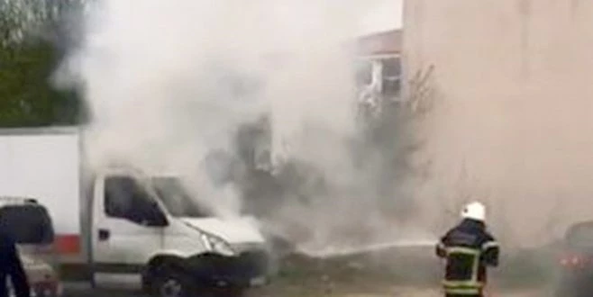 AKÜSÜ PATLAYAN KAMYONET ALEV ALDI