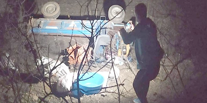 KAMYONETİN ÇARPTIĞI PAT PAT DEVRİLDİ: 1`İ ÇOCUK 3 KİŞİ YARALANDI