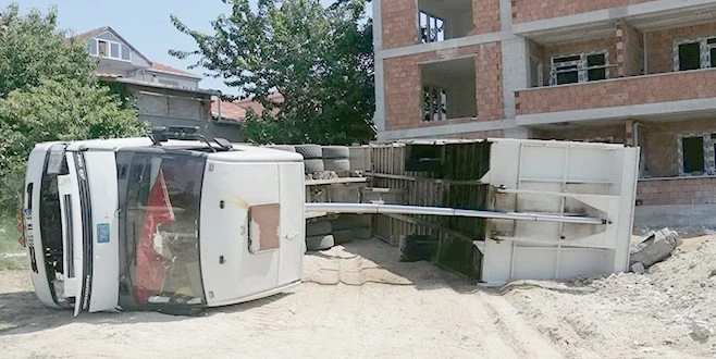 KUM BOŞALTAN KAMYON DEVRİLDİ: 1 YARALI