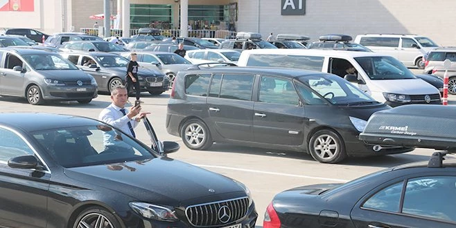 KAPIKULE?DE GURBETÇİLERİN YURDA GELİŞLERİ SÜRÜYOR