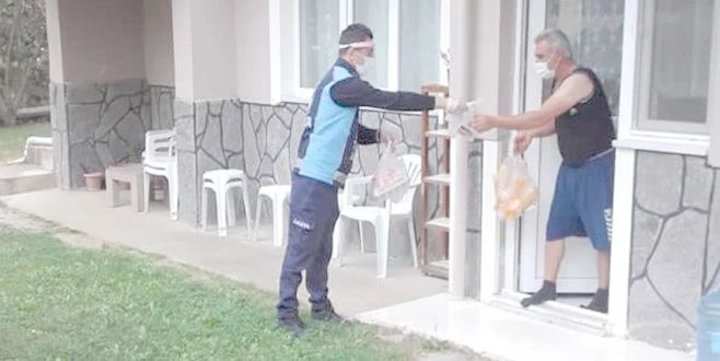 ZABITA EKİPLERİ KARANTİNADAKİ VATANDAŞLARIN YARDIMINA KOŞUYOR