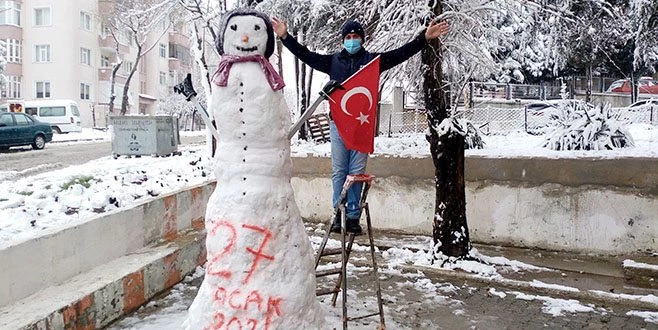 3 METRELİK DEV KARDAN ADAM İLGİ ODAĞI OLDU