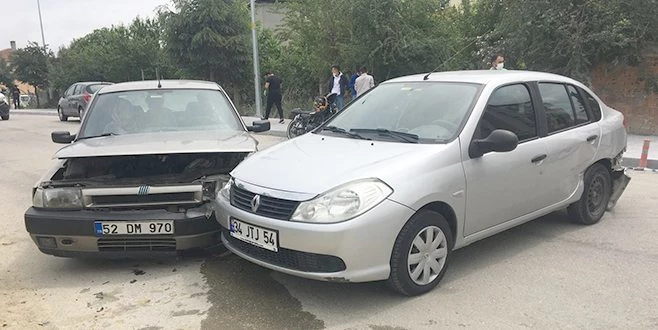 ZİNCİRLEME KAZA, 3 ARAÇ BİRBİRİNE GİRDİ