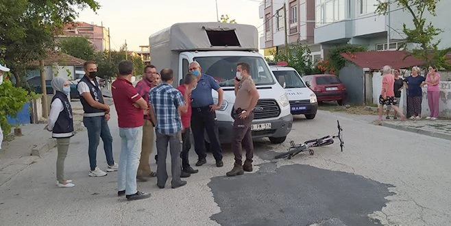 KAMYONETİN ÇARPTIĞI ÇOCUĞU ANNESİ TESELLİ ETTİ