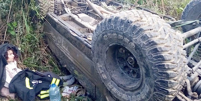 ARAZİ ARACI DERE YATAĞINA DÜŞTÜ: 3 YARALI