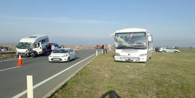 SERVİS ARAÇLARI ÇARPIŞTI: 17 YARALI