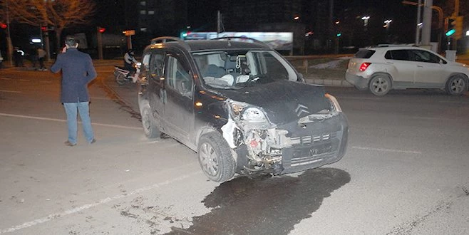 KIRMIZI IŞIK İHLALİ KAZAYA NEDEN OLDU: 2 YARALI