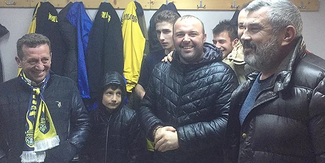 4-1`LİK GALİBİYETİ SOYUNMA ODASINDA KUTLADI