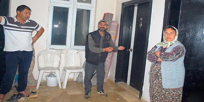 EVE KAPANAN KOMŞUSUNA YARDIM İSTİYOR