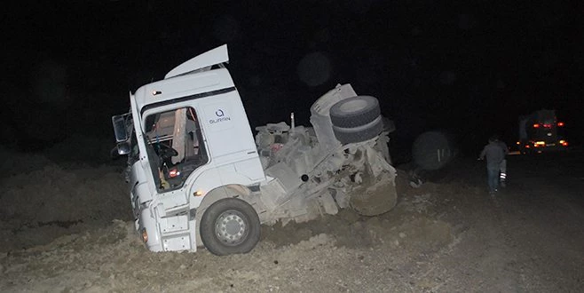 1915 ÇANAKKALE KÖPRÜSÜ?NE ÇİMENTO TAŞIYAN KAMYON DEVRİLDİ