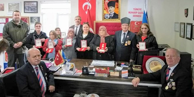 45 YIL SONRA MADALYA ALDILAR