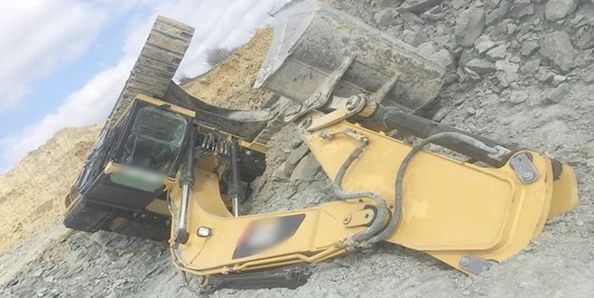 MADEN OCAĞINDA İŞ MAKİNESİ DEVRİLDİ, OPERATÖR YARALANDI