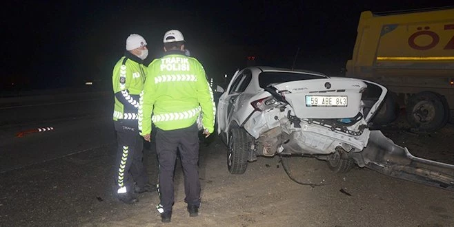 TIR`A ÇARPAN OTOMOBİL PARAMPARÇA OLDU, SÜRÜCÜSÜ HAYATINI KAYBETTİ