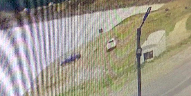 MANEVRA YAPAN ARAÇ GÖLE UÇTU