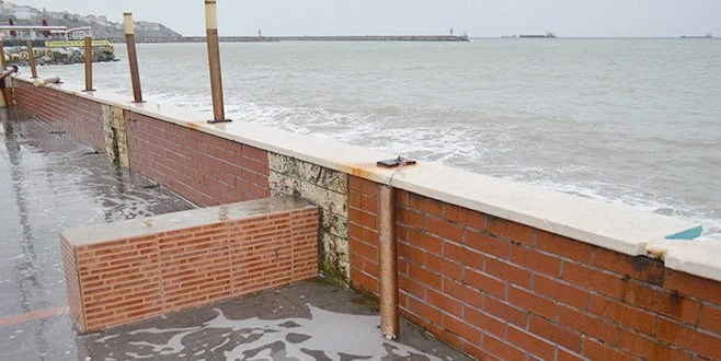 MARMARA?DA DEV DALGALAR: DEMİR KORKULUKLAR KIRILDI