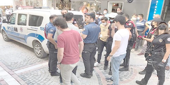 MASKE DENETİMİNDE ORTALIK KARIŞTI: 2 POLİS YARALI