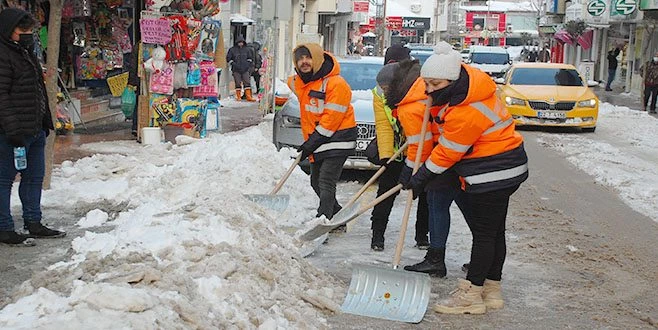 ESNAF KÜREĞİ ELİNE ALDI, KARLA MÜCADELE ETTİ