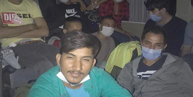 EMEKLİ KOMİSERİN SÜRDÜĞÜ ARAÇTA 16 DÜZENSİZ GÖÇMEN YAKALANDI