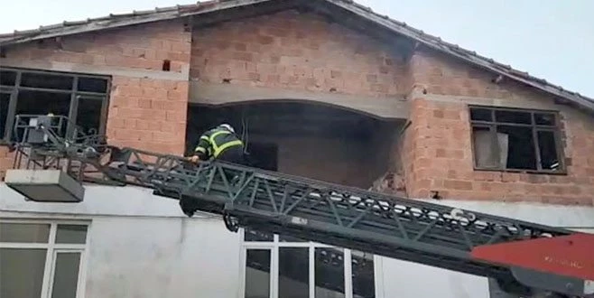 KAPAKLI`DA METRUK BİNADA YANGIN