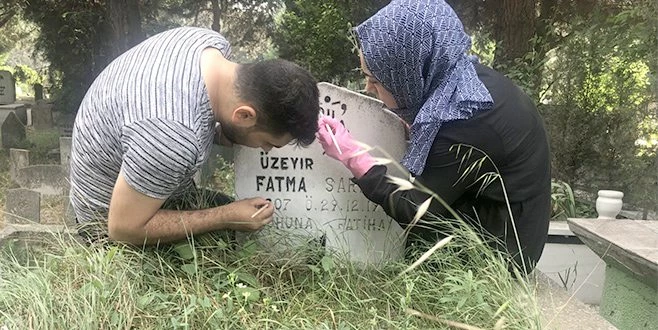 AK PARTİLİ GENÇLERDEN MEZARLIK BAKIMI