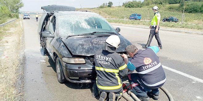 MOTORU ALEV ALAN ARACA İLK MÜDAHALEYİ JANDARMA YAPTI