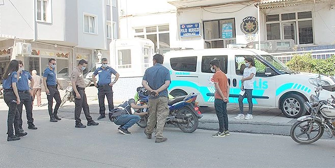 MOTOSİKLETLİLERE CEZA YAĞDI, PLAKASIZLAR TOPLANIYOR