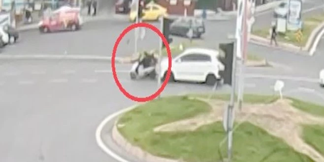 KIRMIZI IŞIKTA DURAN MOTOSİKLETLİYİ METRELERCE UÇURDU