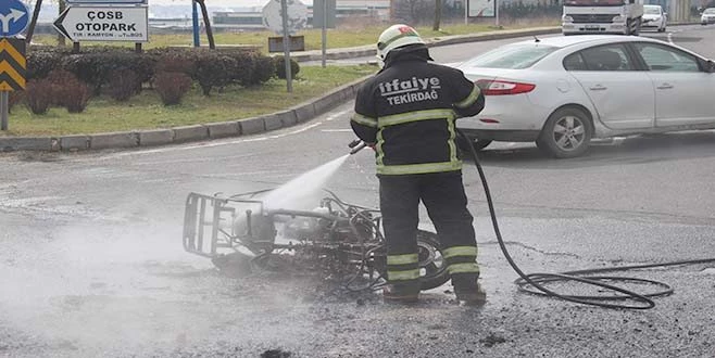 OTOYOLDA YANAN MOTOSİKLET SANİYELER İÇİNDE KÜLE DÖNDÜ