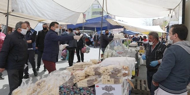 BAŞKAN ÇETİN MASKE DAĞITTI