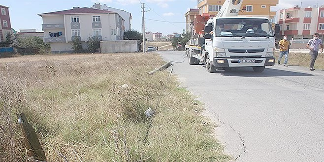 KAPAKLI?DA BETON MİKSERİ TELEFON DİREĞİNİ YIKTI