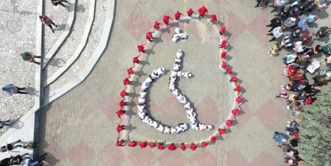 MİNİKLER YÜREKLERİ ISITTI!