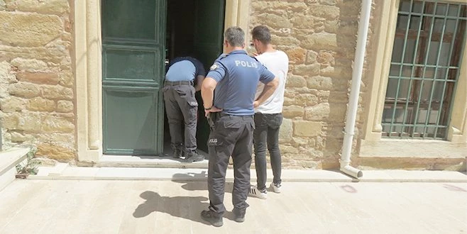 NAMAZA GELDİLER, CAMİ KAPISINDA ASILI ÇANTAYI GÖRÜNCE ŞOKE OLDULAR