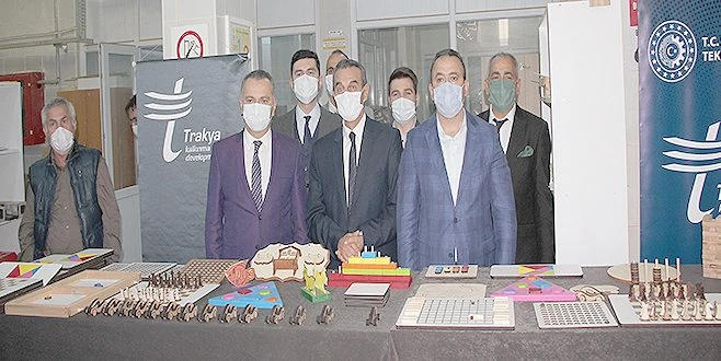 ANASINIFI ÖĞRENCİLERİ VE ŞEHİT ÇOCUKLARI İÇİN 2 BİN OYUNCAK ÜRETİLDİ