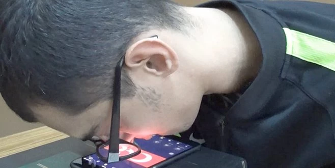 HER ŞEYİ BURNU VE AĞZIYLA YAPIYOR 